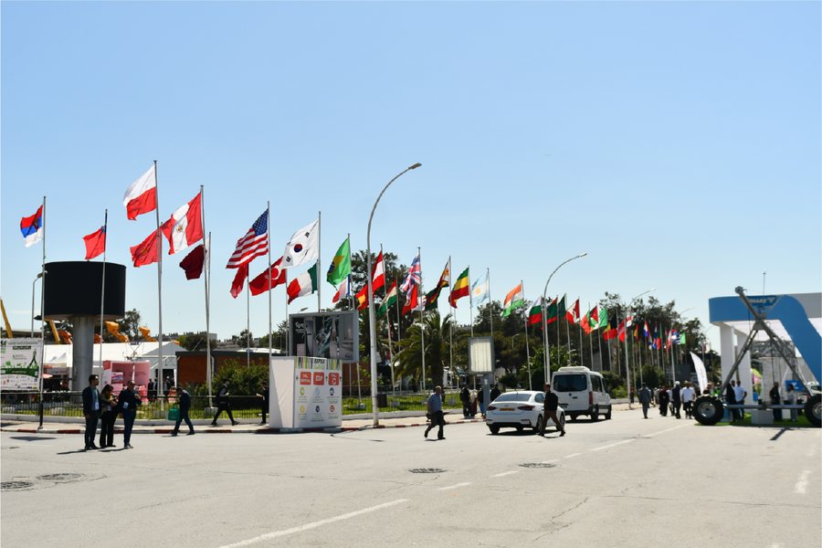 Drapeaux des pays participants à l'entrée du salon